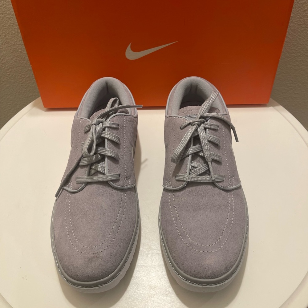Elevate Your Golf Game with Nike Janoski G - Low Top Mastery in Wolf Grey.
